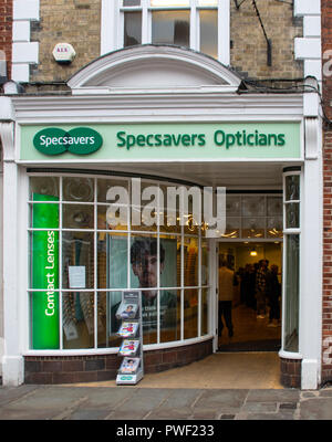 Chichester, Royaume-Uni - 06 octobre 2018 : l'avant de l'opticiens Specsavers au Street Banque D'Images