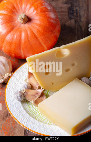 Ingrediens pour Swiss saisonnier traditionnel, plat à fondue à la citrouille avec gruyer et crème fraîche, fromages emmental et la muscade close up Banque D'Images