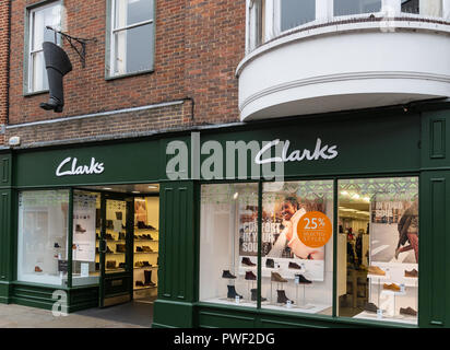 Chichester, Royaume-Uni - 06 octobre 2018 : l'avant du magasin de chaussures Clarks dans East Street Banque D'Images