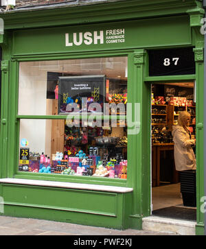 Chichester, Royaume-Uni - 06 octobre 2018 : La façade de Lush cosmetics shop dans la région de East Street Banque D'Images