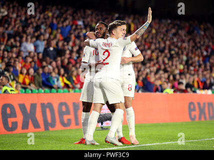 L'Angleterre Raheem Sterling (à gauche) fête marquant son premier but de côtés du jeu pendant le match de la Ligue des Nations Unies au stade Benito Villamarin, Séville. Banque D'Images