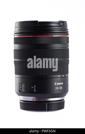 Varna, Bulgarie - octobre 11,2018 : Image de Canon EF 24-105mm f4L IS USM sur un fond blanc. Canon est le premier appareil photo reflex manufactur Banque D'Images