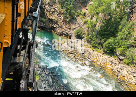 Traintracks le long du chemin de fer à voie étroite de Durango à Silverton par canyon Cascade le long de la rivière Animas, Colorado, USA Banque D'Images