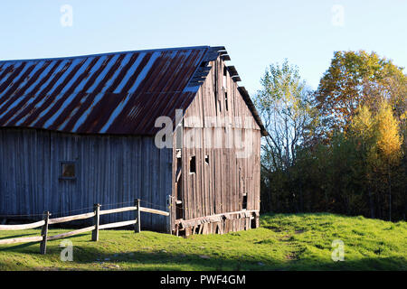 Grange en bois rustique sur une ferme équestre dans le Nord du Vermont Banque D'Images