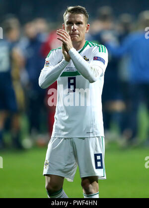 Steven Davis de l'Irlande du Nord se réjouit les fans à la fin de la Ligue des Nations Unies au match Stade Grbavica, Sarajevo. Banque D'Images