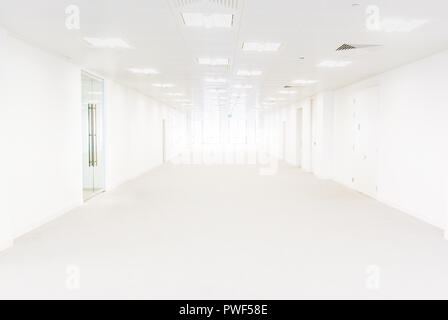 Bloc de bureau vide blanc long ou centre médical avec windows à la fin et une porte en verre sur le côté Banque D'Images