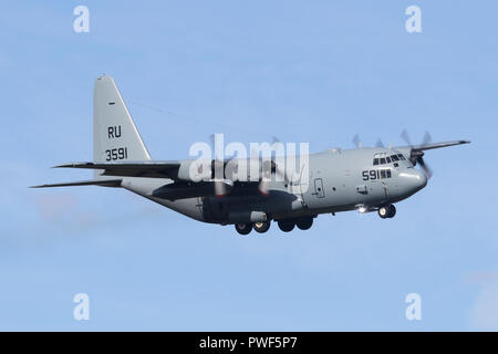 Lockheed C-130T de la VR-55 de l'US Navy, réserver à l'atterrissage à RAF Mildenhall tout en soutenant l'USS Harry S Truman durant un exercice local. Banque D'Images