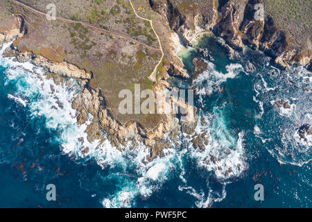Le froid, les eaux riches en nutriments de l'océan Pacifique Nord laver contre la côte pittoresque et rocheuses du nord de la Californie non loin de Monterey. Banque D'Images