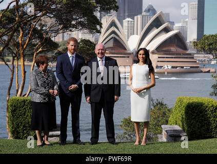 Le duc et la duchesse de Kent, le gouverneur-général Peter Cosgrove et sa femme Lynne Cosgrove se tenir dans les motifs d'Admiralty House de Sydney, en vue de l'Opéra de Sydney, le premier jour de la visite du couple royal à l'Australie. Banque D'Images