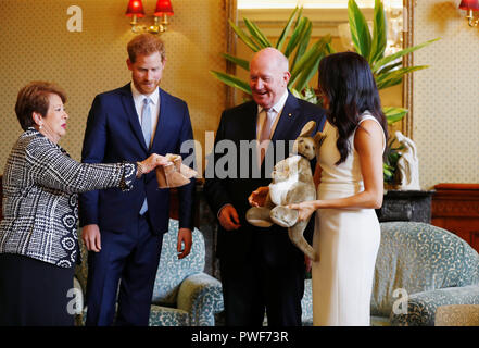 Gouverneur général de l'Australie Peter Cosgrove et sa femme Lynne Cosgrove donner le duc et la duchesse de Kent un jouet - kangourou avec un bébé - et une paire de bottes pour enfants à l'Admiralty House de Sydney sur le premier jour de la visite du couple royal à l'Australie. Banque D'Images