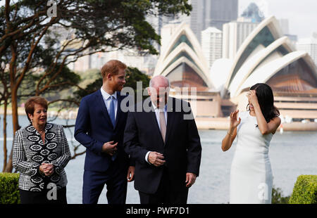 Le duc et la duchesse de Kent, le gouverneur-général Peter Cosgrove et sa femme Lynne Cosgrove se tenir dans les motifs d'Admiralty House de Sydney, en vue de l'Opéra de Sydney, le premier jour de la visite du couple royal à l'Australie. Banque D'Images