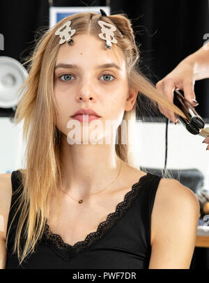 New York, NY - 06 septembre 2018 : Karolina se prépare en coulisses pour l'Tadashi Shoji Spring Summer 2019 Fashion show Fashion Week New York f Banque D'Images