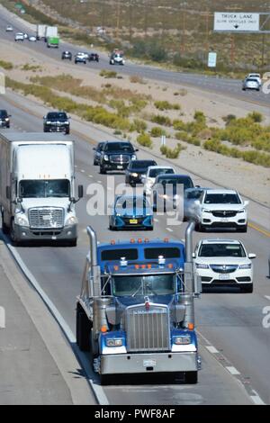 Camions et voitures sur l'autoroute inter-états dans le Nevada vers l'ouest à Los Angeles en Californie Banque D'Images