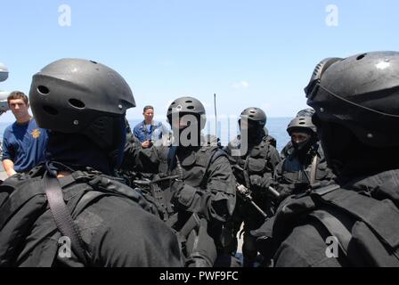 L'unité de Forces Spéciales de Brunei sur l'USS Howard (DDG-83) au cours de 2008 carats 1. Banque D'Images