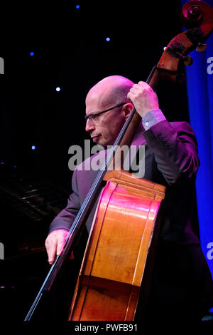 Simon Thorpe en solo à la contrebasse avec le Quintet de Terry Seabrook, Scarborough Jazz Festival 2018 Banque D'Images