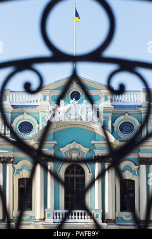 Fragment de façade du palais Mariinsky avec pavillon ukrainien sur le toit, vue par wrought fence, Kiev, Ukraine Banque D'Images