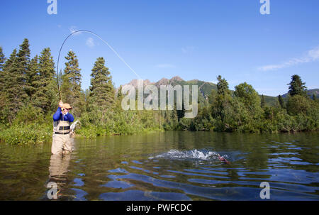 Pêche à la mouche en eau douce pour la truite et le saumon. Banque D'Images