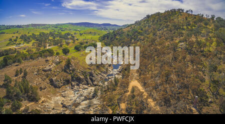 Adelong Creek et de vertes collines - panorama de l'antenne. NSW, Australie Banque D'Images