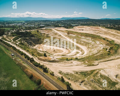 Vue aérienne de la grande mine de calcaire et les montagnes en Australie Banque D'Images