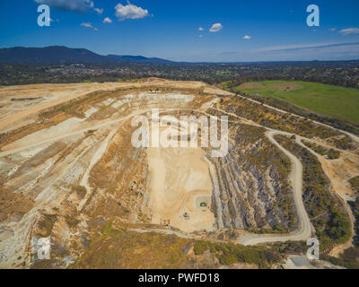 Vue aérienne de la mine fermée et les montagnes Banque D'Images