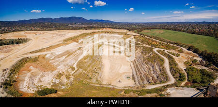 Panorama de l'antenne de puits de mine désaffectés et les montagnes Banque D'Images