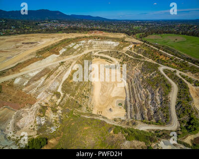 Paysage aérien de puits de mine fermée et les montagnes Banque D'Images