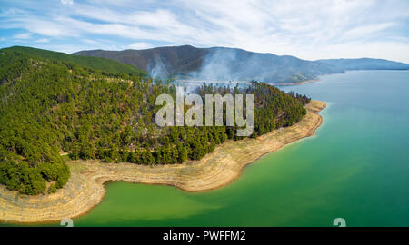 Panorama de l'antenne d'un feu de forêt sur les rives du réservoir Blowering, NSW, Australie Banque D'Images