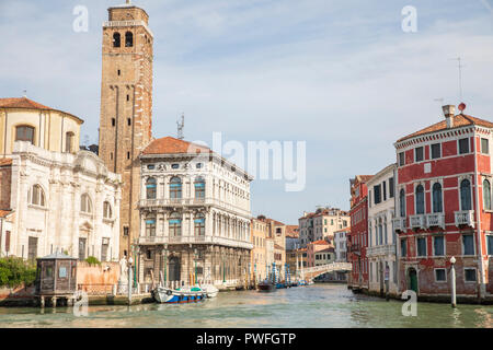 Jonction de la Cannaregio & Grand Canal montrant Chiesa di San Geremia, Palazzo Labia et Ponte delle Guglie, à Venise, Italie. Banque D'Images