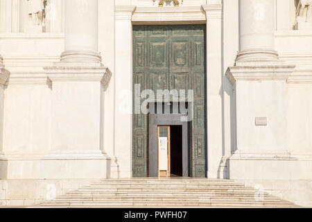 Entrée avant de Chiesa di San Giorgio Maggiore (l'église de San Giorgio Maggiore), Venise, Italie. Banque D'Images