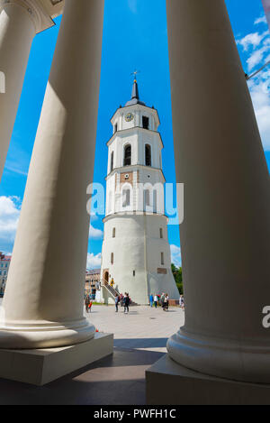 Vilnius Bell Tower, vue entre les colonnes portique néoclassique de la cathédrale de Vilnius vers la 57m de haut clocher blanc à la place de la Cathédrale, Vilnius. Banque D'Images