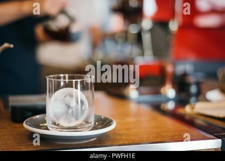 Boule de glace en verre avec blur coffee shop scene Banque D'Images