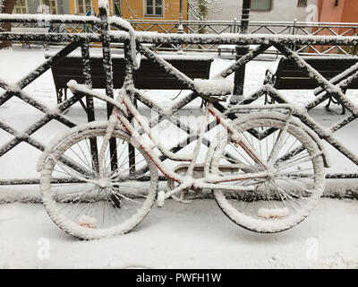 Location couvert de neige à vieille ville. Tallinn, Estonie, Europe Banque D'Images