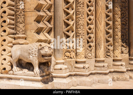 Statue de lion sur le portail de la chapelle de Jak, Budapest, Hongrie. Le portail est la réplique de l'architecture de l'Église Portail de Jak village Banque D'Images