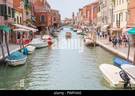 Fondamenta dei Vetrai, une des rues principales sur l'île de Murano, Venise, Italie. Banque D'Images