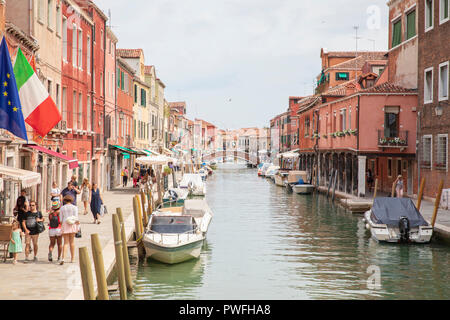 Fondamenta dei Vetrai, une des rues principales sur l'île de Murano, Venise, Italie. Banque D'Images