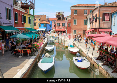 Maisons colorées sur l'île de Burano, Venise, Italie. Banque D'Images