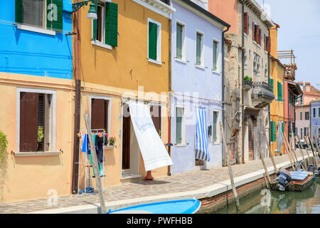 Maisons colorées sur l'île de Burano, Venise, Italie. Banque D'Images