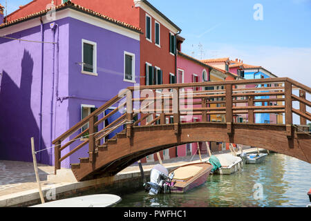 Passerelle en bois et maisons colorées sur l'île de Burano, Venise, Italie. Banque D'Images