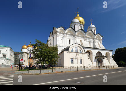 À l'intérieur du Kremlin. Voir d'Ivan le Grand clocher, Cathédrale de l'Assomption et de la cathédrale de l'Archange. Banque D'Images