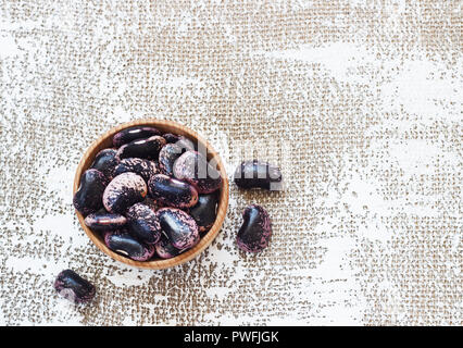 Différents types de légumineuses - haricots CANNELLINI, Noir et rouge, les haricots de Lima et les haricots Pinto avait triés dans des bols en bois. Banque D'Images