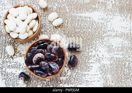 Différents types de légumineuses - haricots CANNELLINI, Noir et rouge, les haricots de Lima et les haricots Pinto avait triés dans des bols en bois. Banque D'Images