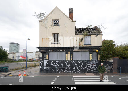 Boarded-Up Pub à l'abandon, le renard et les raisins, En cours de démolition pour Programme de réaménagement urbain Digbeth Birmingham England Banque D'Images