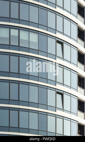 Façade en verre de bâtiment moderne. Ciel nuageux reflète dans verre Banque D'Images