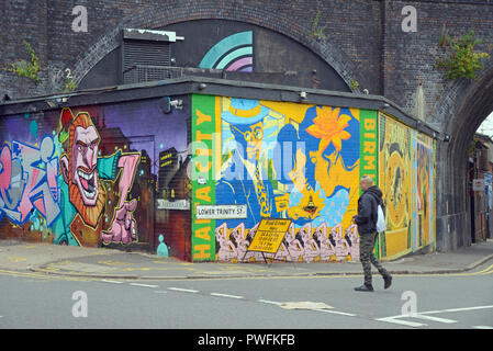 Randonnée pédestre passé Street Art dans les rues du centre-ville de Digbeth Birmingham England Banque D'Images
