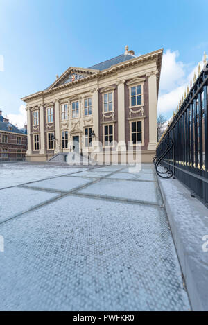 La Haye, 28 février 2018 - Le bâtiment principal de l'musée Mauritshuis couverts par une mince couche de neige avec une température de l'extérieur. météo crépus Banque D'Images