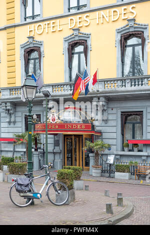 La Haye, 15 mars 2018 - 'Victorian Hotel Des Indes' hostel avec style la façade de l'immeuble en pierre, porte et tournants avant entrée principale avec un vélo p Banque D'Images