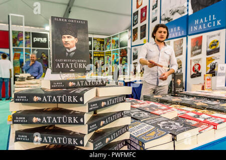 Paris, France - 09 octobre 2018 : plusieurs livres d'histoire exposés sur le stand au Salon du livre d'Eskisehir Banque D'Images