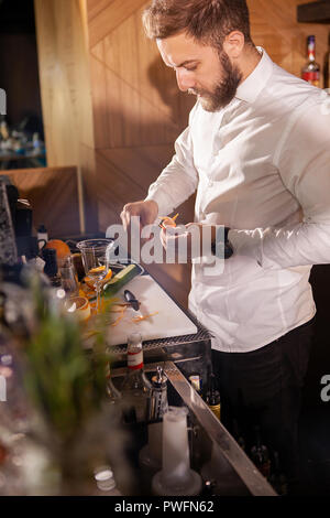 Libre de mains barman pouring alcoholic drink.plateau professionnel Banque D'Images