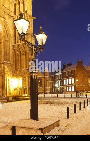 Feux gaz historique à l'extérieur de la façade ouest de York Mister, Yorkshire Angleterre Banque D'Images