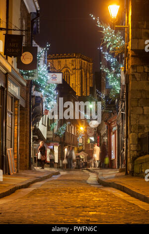 La pagaille, rue médiévale historique de York à l'époque de Noël Banque D'Images